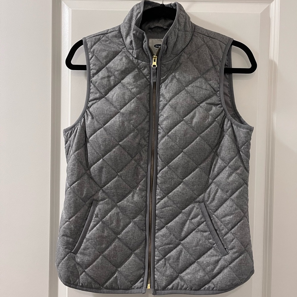 Old navy gray zippered vest with pockets . Size small .